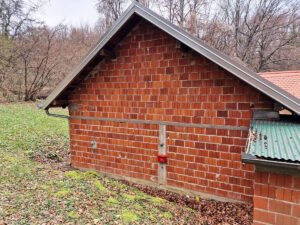 Žig Sovskog jezera na zidu Šumarske kuće