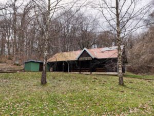 Šumarska kuća - žig Sovsko jezero na bočnom zidu