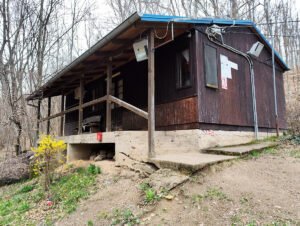 Sandučić sa žigom Petnja na kućici kod brane