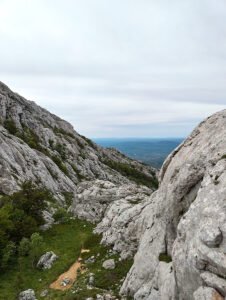 plato za odmor na sredini ferate