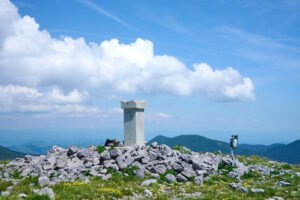 vrh Šatorina s geodetskim stupom