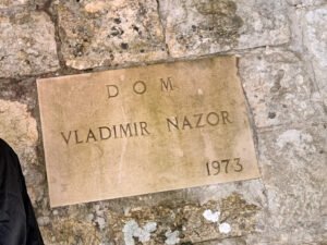 ploča planinarske kuće Vladimir Nazor